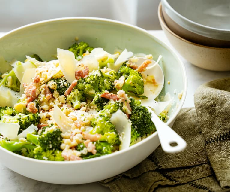 Salade de brocoli aux lardons, pommes et amandes