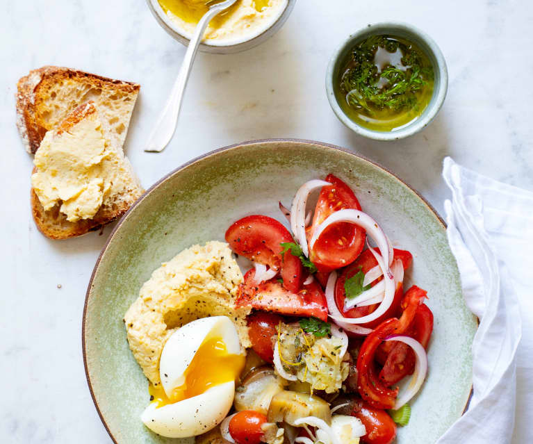 Aubergines mijotées, houmous, tomates et œufs mollets