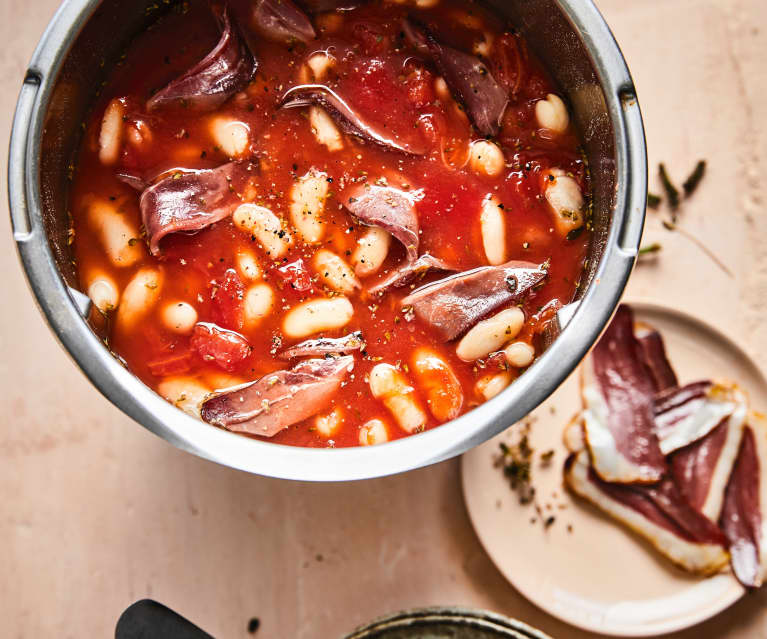 Soupe de haricots blancs à la tomate et magret séché