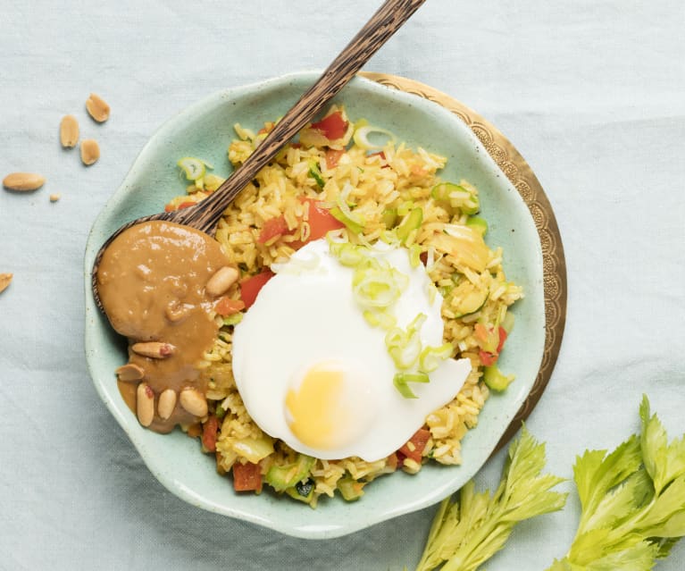 Nasi Goreng mit Ei und Erdnusssauce