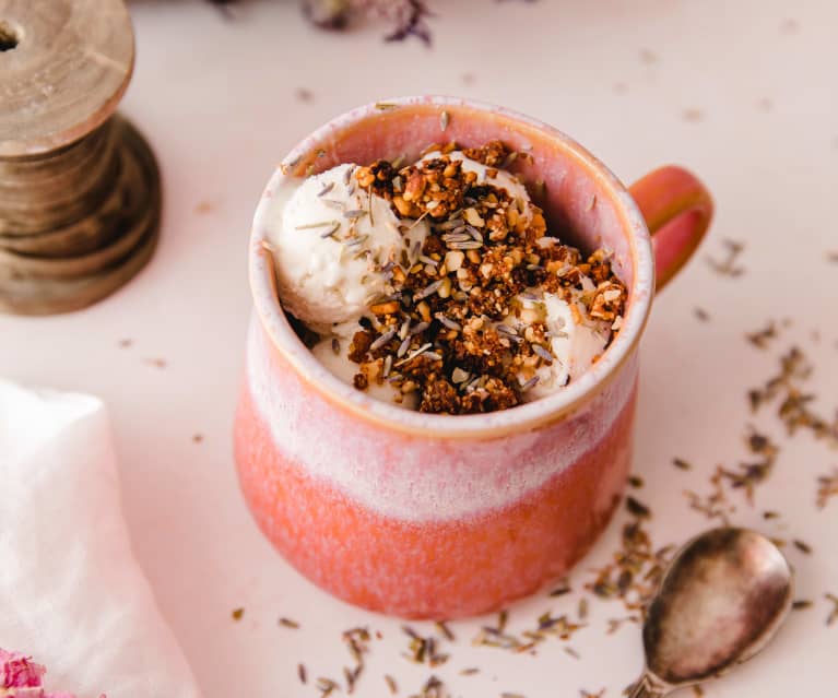 Gelado de coco e alfazema com crocante de amêndoa