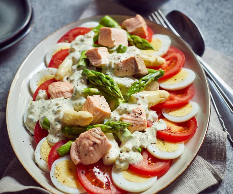 Eier-Spargel-Salat mit Lachs und Senfsauce