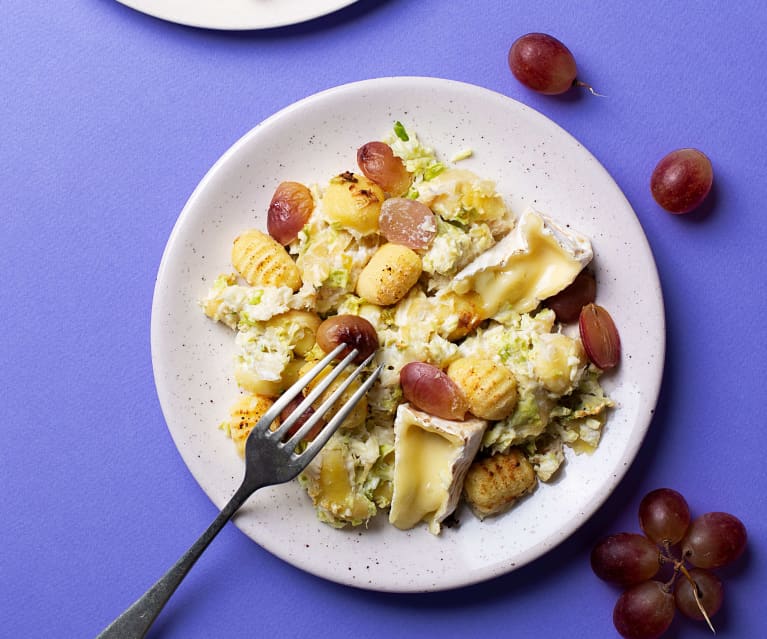 Ñoquis con Camembert y uvas