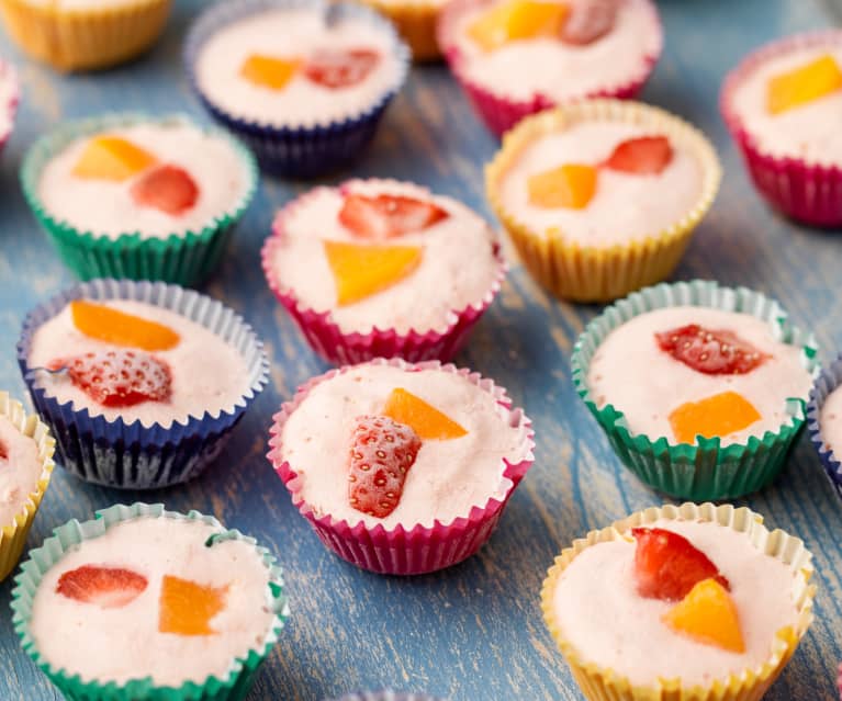 Diepgevroren yoghurthapjes met aardbei en perzik