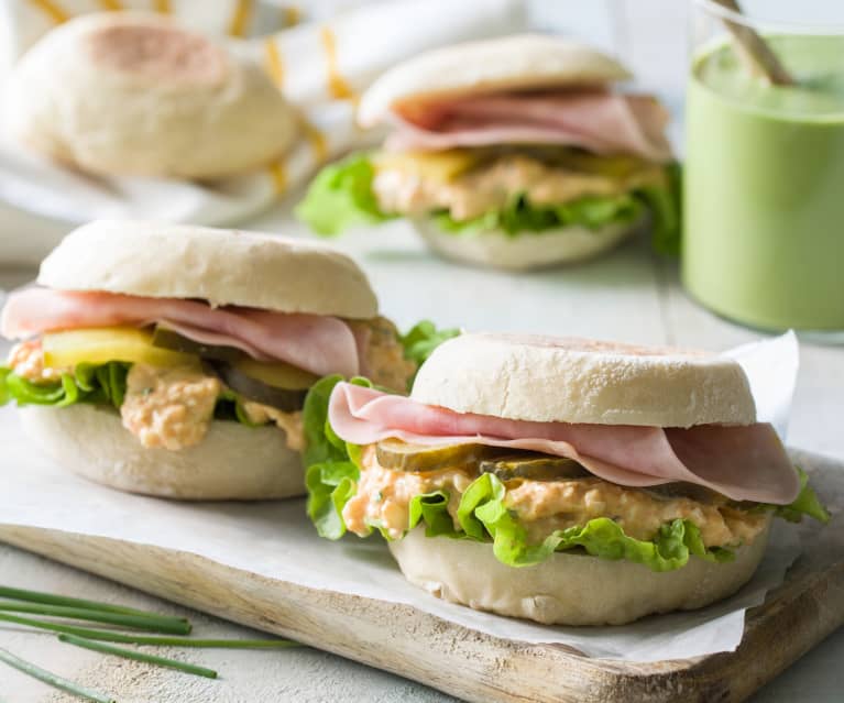 Bocadillo de pan sin horno con ensalada de huevo