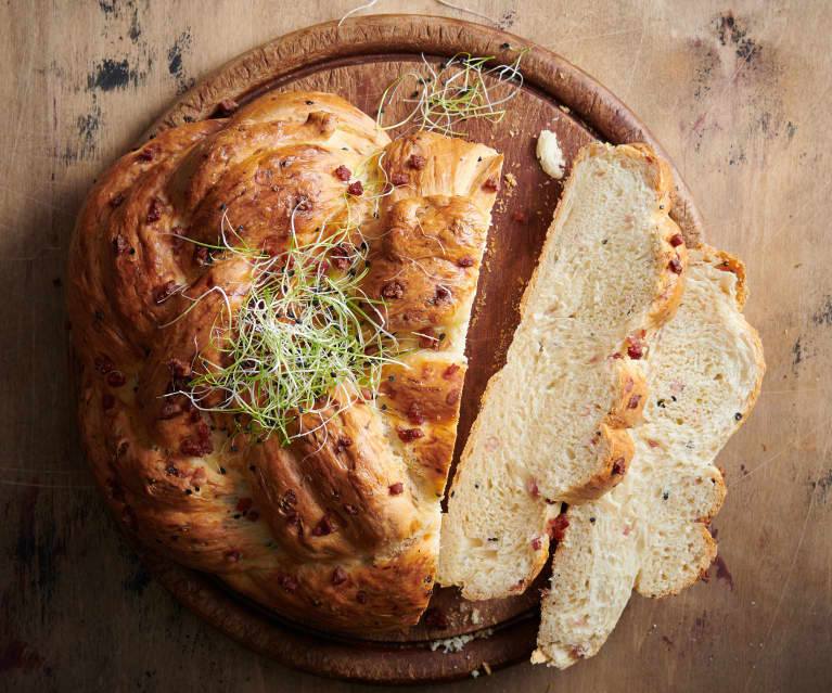 Treccia alla pancetta con germogli di cipolla