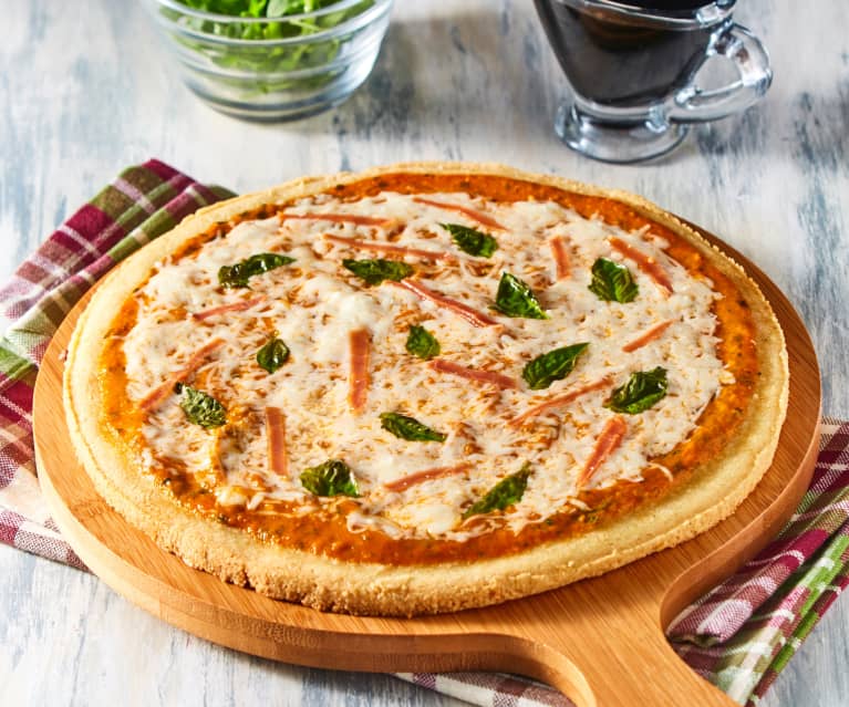 Pizza sin gluten con cebolla caramelizada