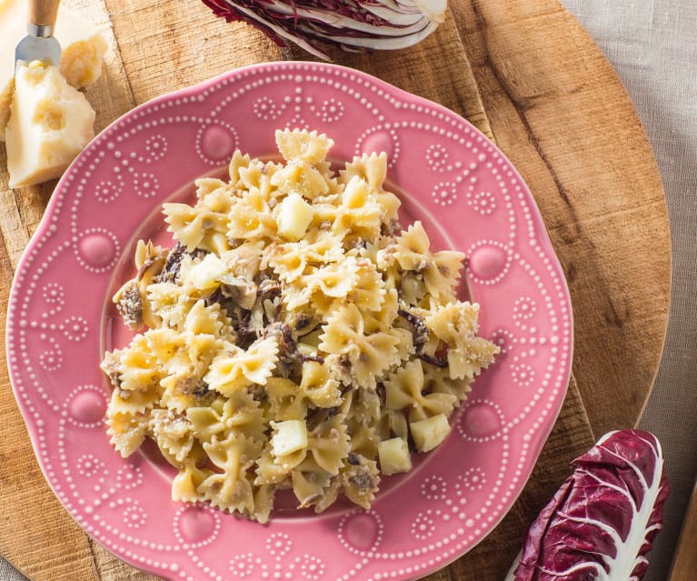 Farfalle filanti con radicchio, fontina e salsiccia