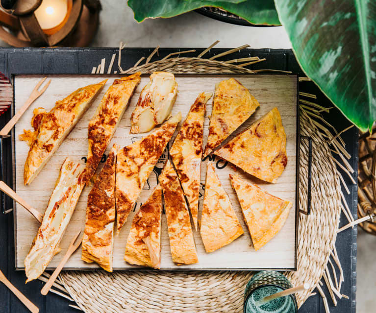 Tortilla aux pommes de terre, oignons, chorizo et fromage