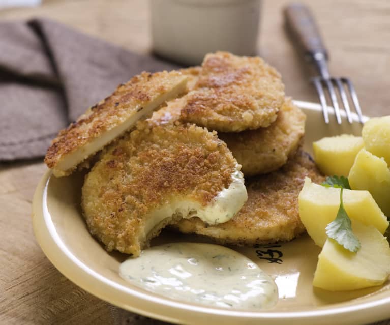 Sellerieschnitzel mit Parmesan-Panade und Joghurtsauce