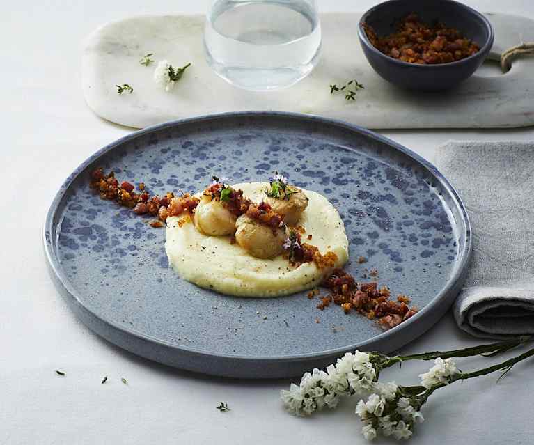 Capesante con purè di pastinaca e crumble alla pancetta