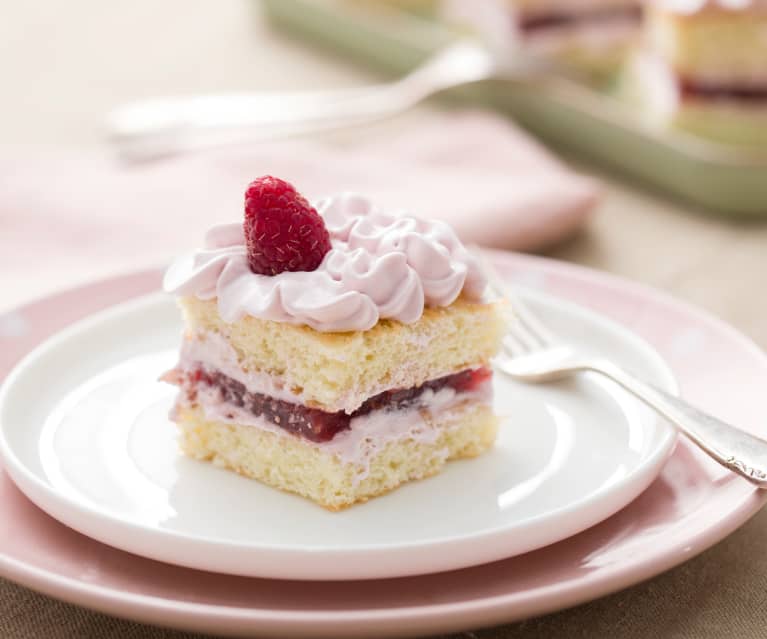 Pasteles de merengue y gelatina de frambuesa