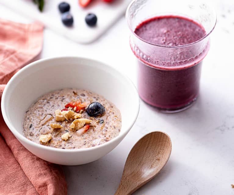 Papas de frutos secos e smoothie de mirtilos, espinafres e beterraba