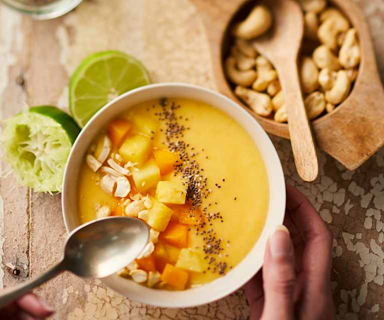 Smoothie bowl mangue, citron vert et ananas