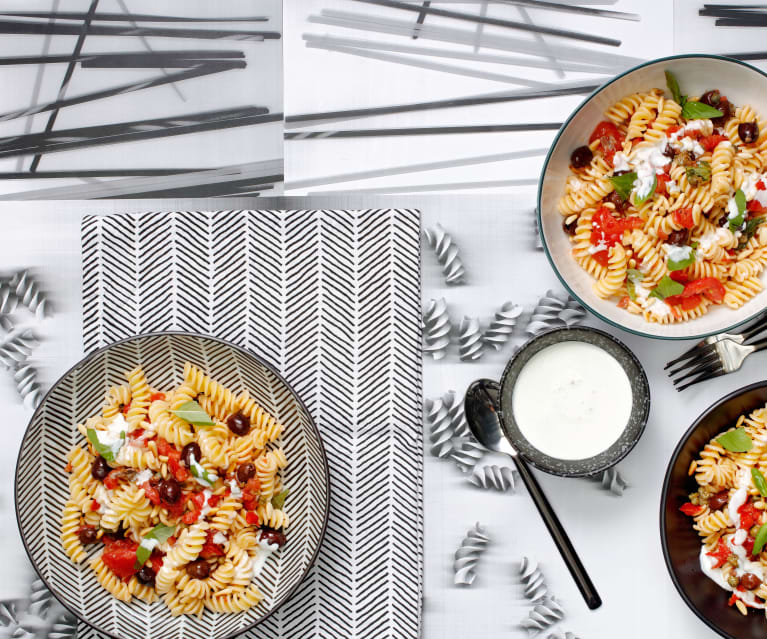 Fusilli-Salat mit Mozzarella-Sauce