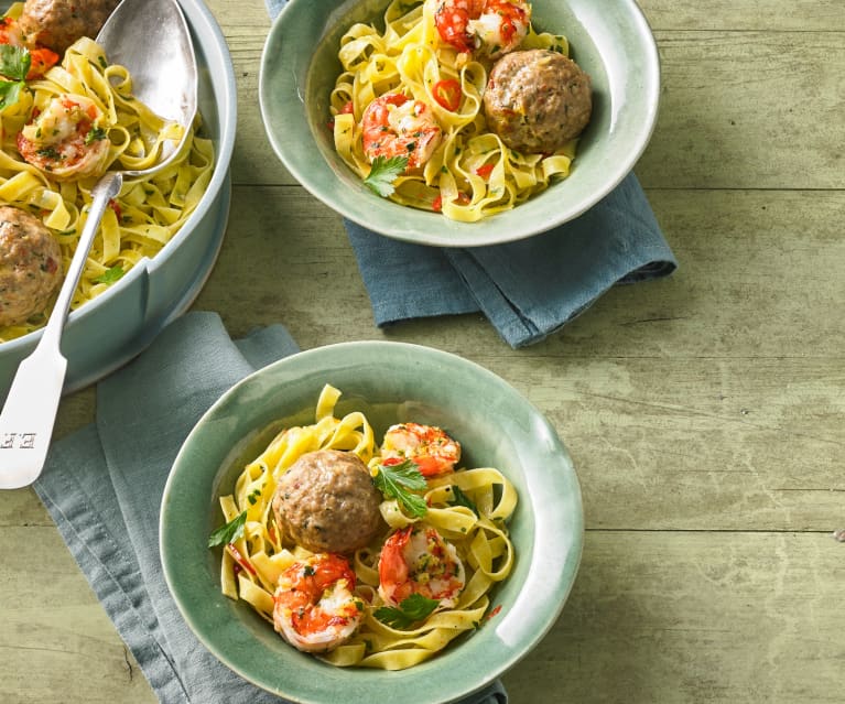 Tagliatelle aglio e olio mit Hackbällchen und Garnelen