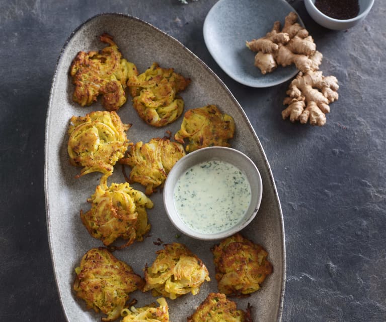 Bhajis à l'oignon avec sauce à la coriandre et au piment