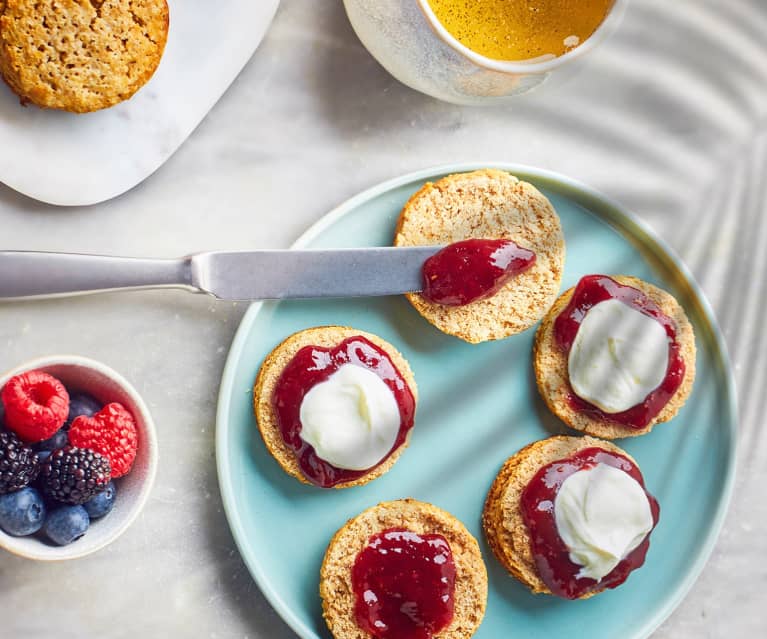 Scones al farro e crema allo yogurt greco con frutti di bosco