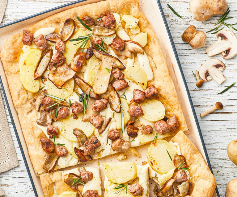 Pizza aux pommes de terre, cèpes et saucisse fraîche