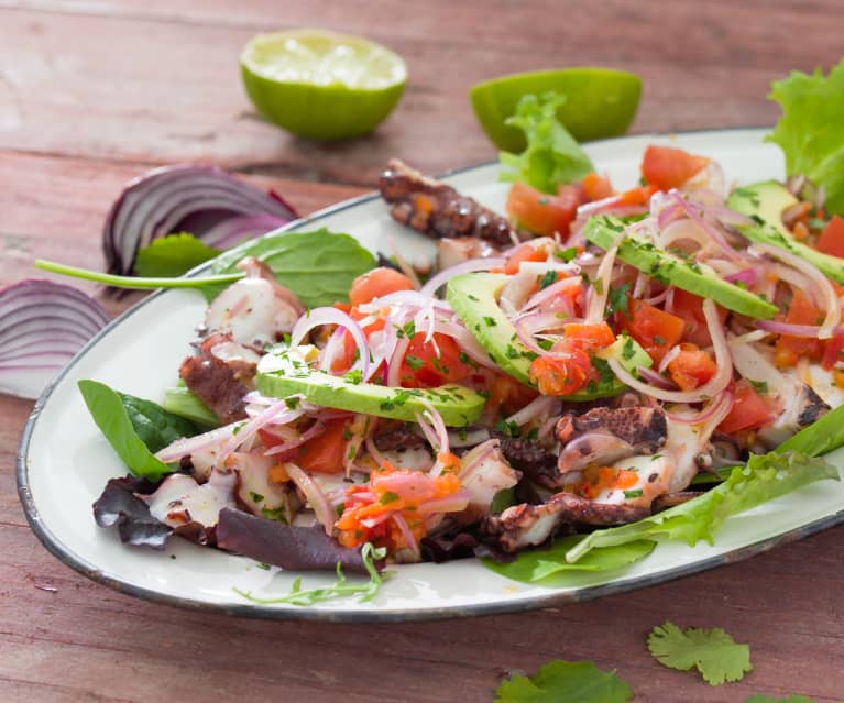 Ensalada de pulpo y aguacate con salsa criolla de cebolla roja