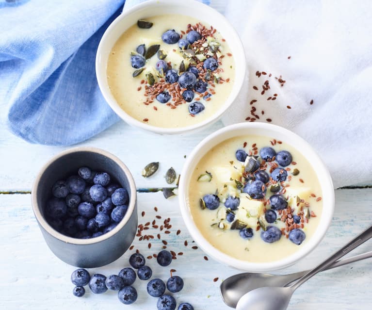 Taça de smoothie de ananás com mirtilos