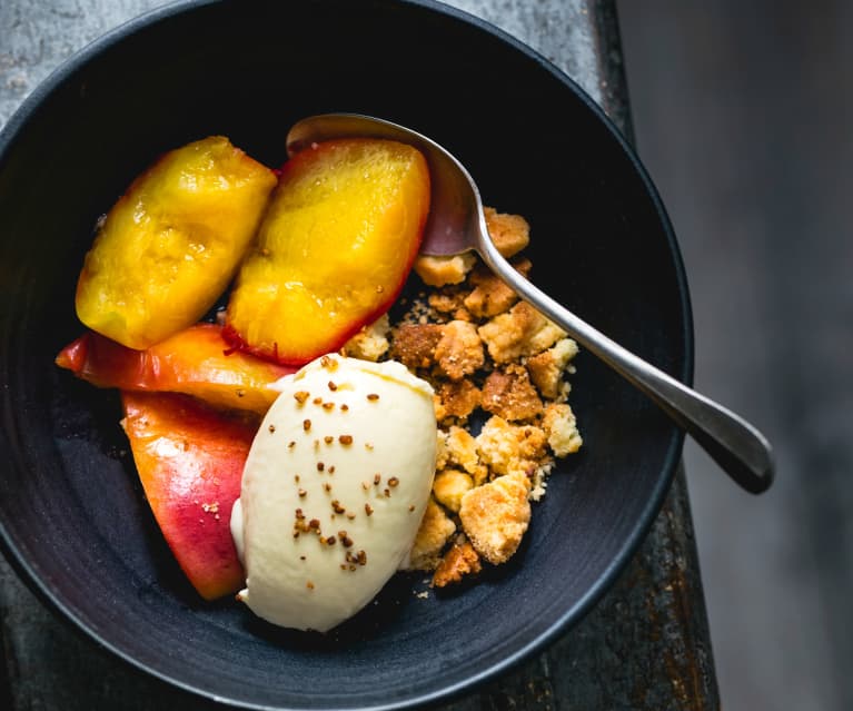 Glace au sarrasin, crumble et pêches