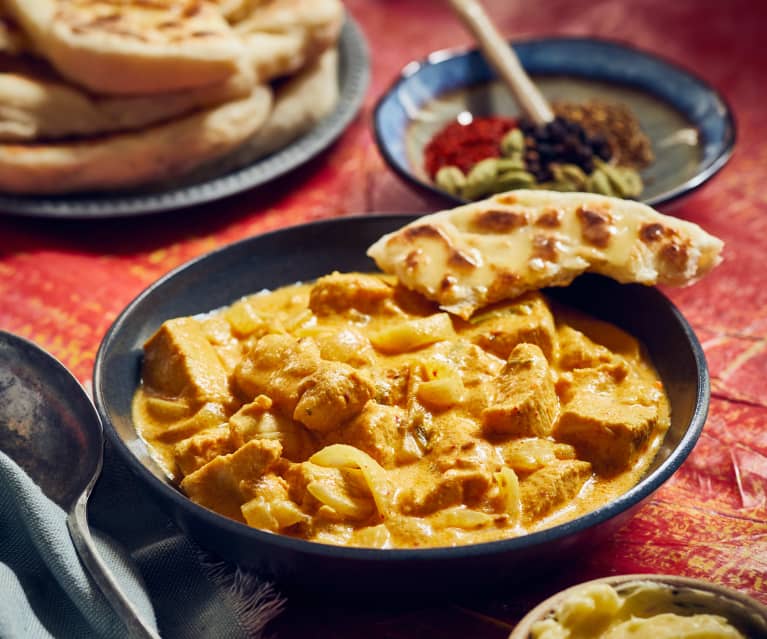 Butter-Hähnchen mit Knoblauch-Naan