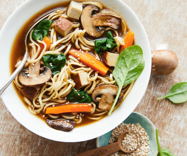 Soupe de nouilles au tofu fumé, épinards et champignons de Paris