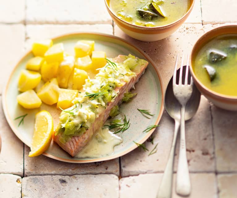 Sopa de curgete, peixe e batata a vapor com molho de limão