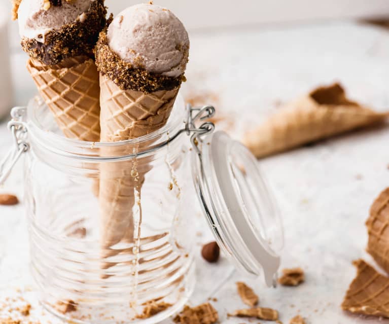 Gelato alla frutta secca con crumble agli agrumi e lavanda