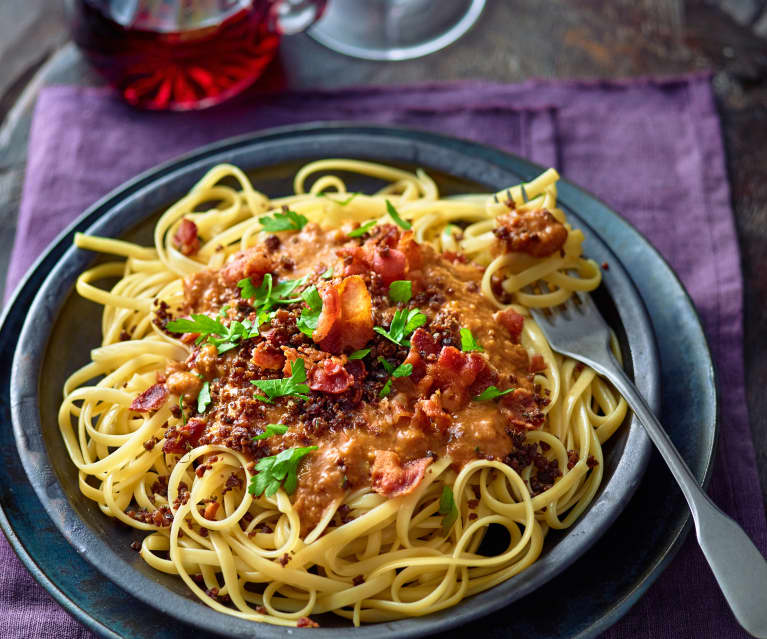 Rotweinpasta mit Knusperbröseln