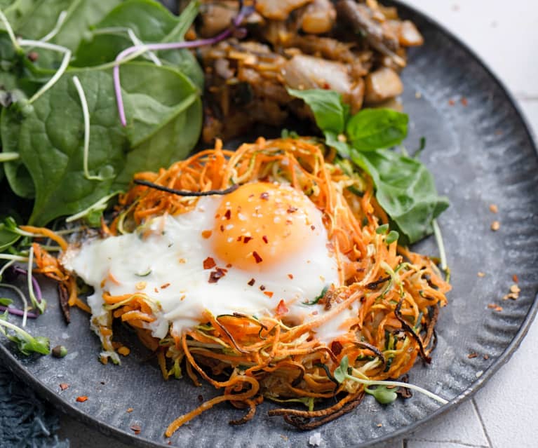 Spaghetti di verdure e uova all'occhio di bue