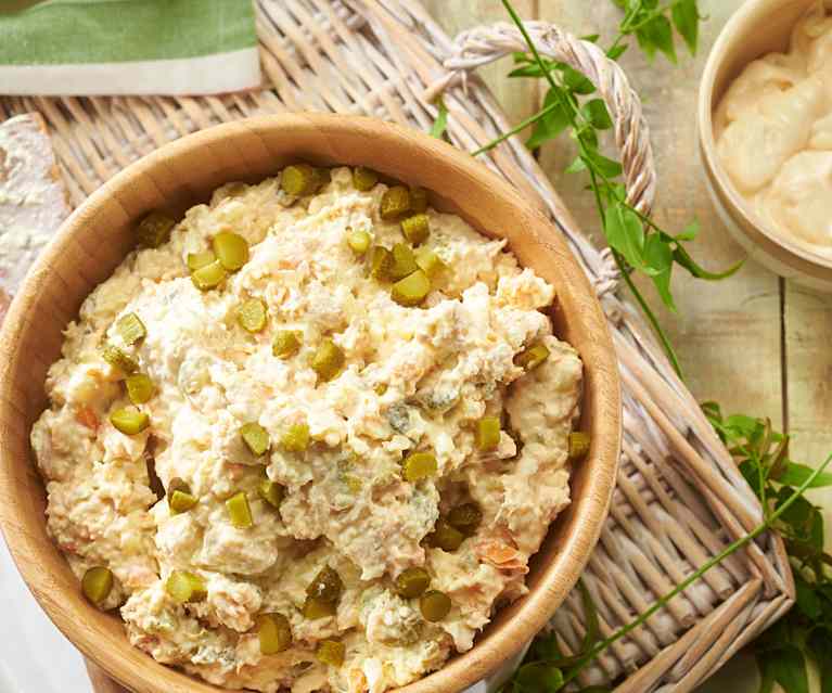 Ensaladilla de atún, encurtidos y mayonesa