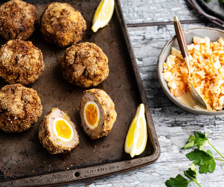 Schotse eieren met salade van knolselder en wortelen