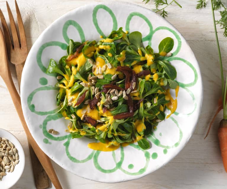 Vogerlsalat mit Karotten-Dressing und Sonnenblumenkernen