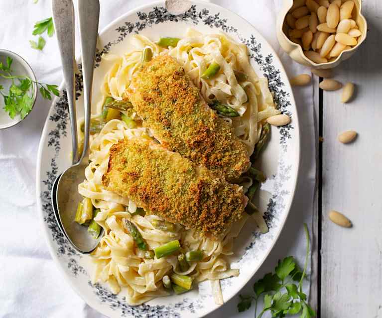 Salmone in crosta di mandorle con tagliatelle agli asparagi