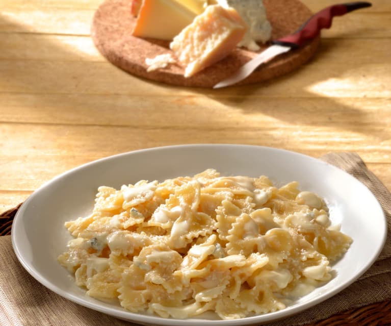 Farfalle ai quattro formaggi (farfalle cu patru tipuri de brânză)