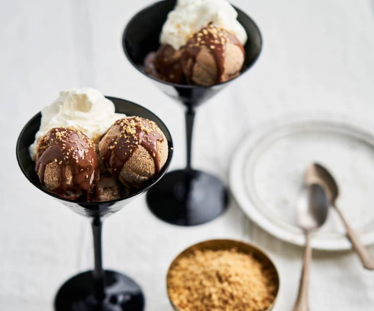 Gelado de avelã com chocolate quente e chantilly 