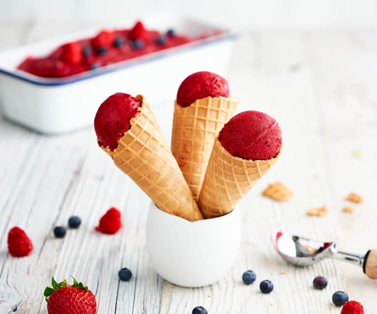 Glace au yaourt, à la fraise et à la myrtille