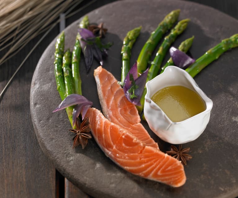 Warmer Spargelsalat mit gebeiztem Lachs und Sternanis