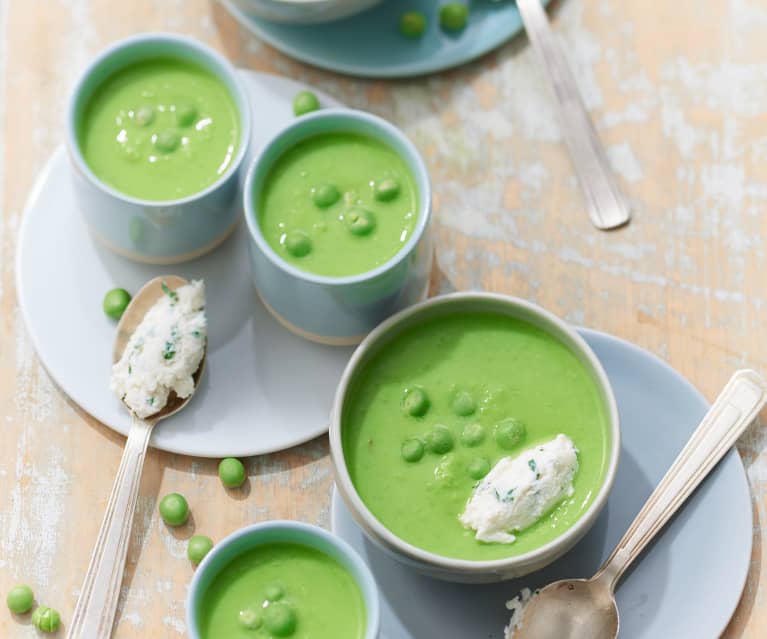 Velouté de petits pois, quenelle de fromage