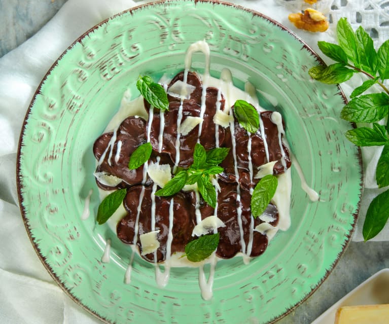 Ravioli di cacao con frutta secca in crema di formaggi