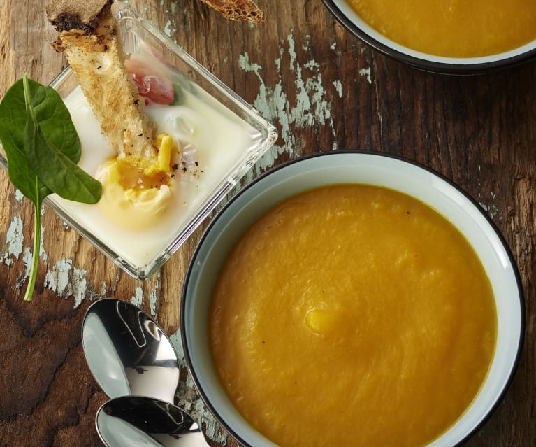 Crema de verduras. Huevos en cocotte con espinacas