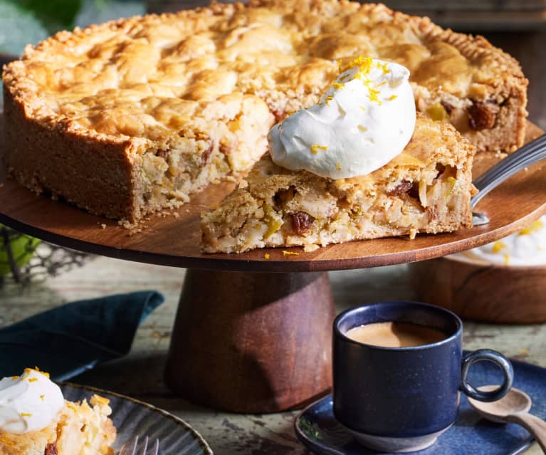 Gedeckter Apfelkuchen mit karamellisierten Äpfeln