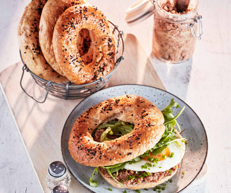 Bagels mit Schinken-Jam und Spiegeleiern