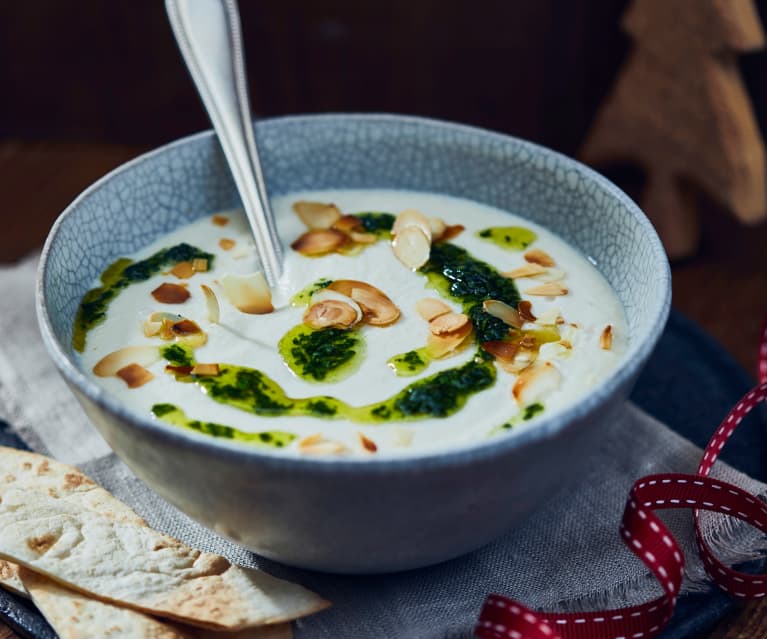 Mandel-Karfiol-Cremesuppe mit Kräuteröl und Fladenbrotchips