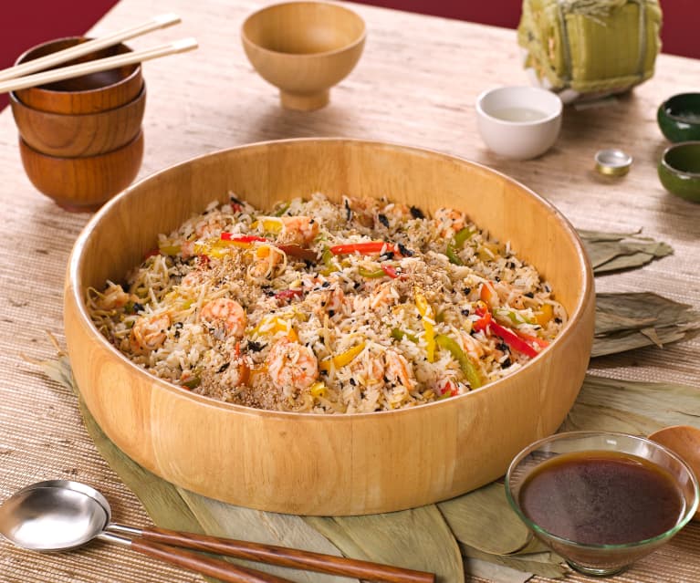 Ensalada oriental de arroz, langostinos, pimientos y brotes de soja