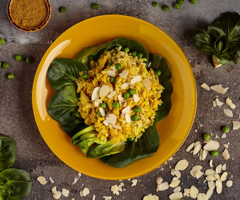 Insalata di riso con pollo al curry e cocco