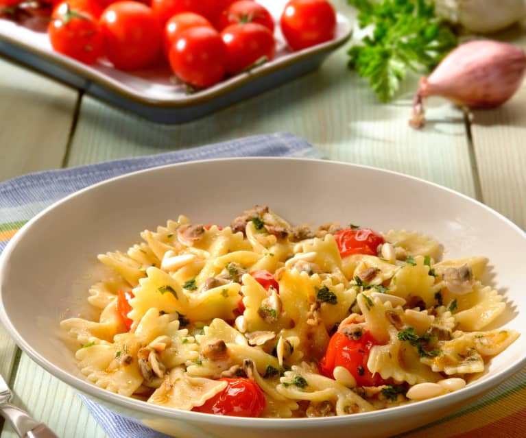 Farfalle mit Venusmuscheln und Cherry-Tomaten