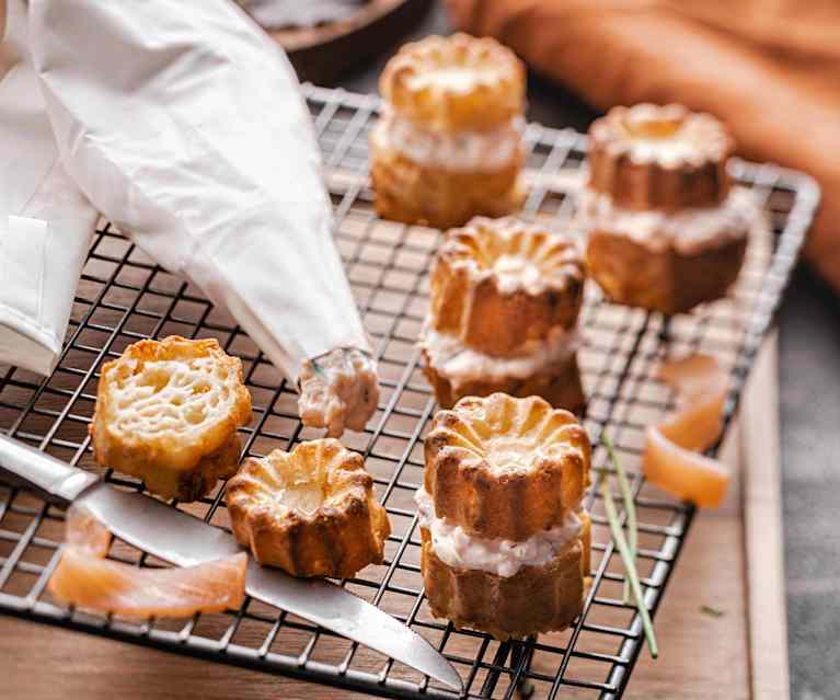 Cannelés au comté et crème de saumon fumé